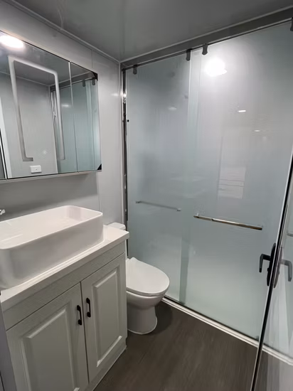 2022 20 pies modulares minúsculos de lujo prefabricados modernos portátiles completamente amueblados ligeros envío vivo móviles de madera prefabricados de acero paquete plano casa contenedor